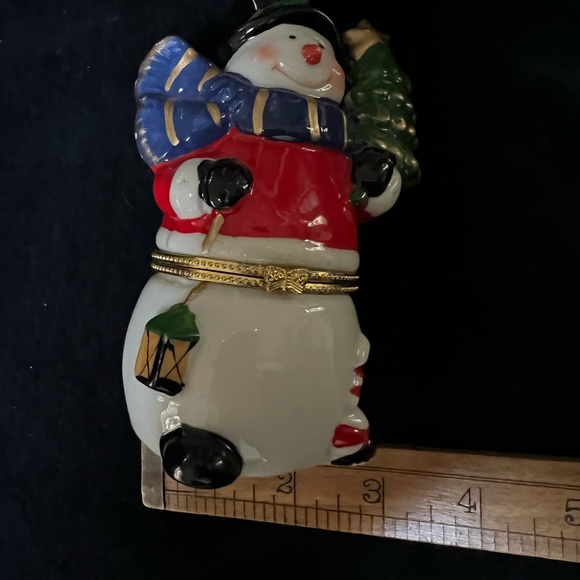 Greenbrier Porcelain Hinged Trinket Box, Snowman with Tree & Lantern. - Picture 10 of 12